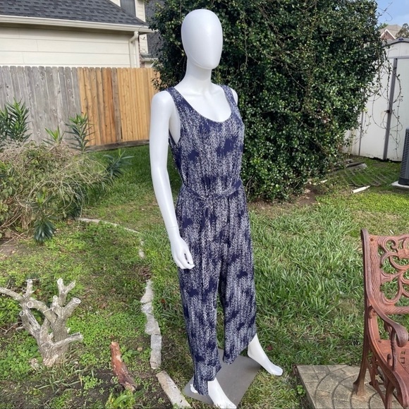💋NWT Halston Flared Legs Tie Waist Print Scoop Neck Jumpsuit - Picture 3 of 13